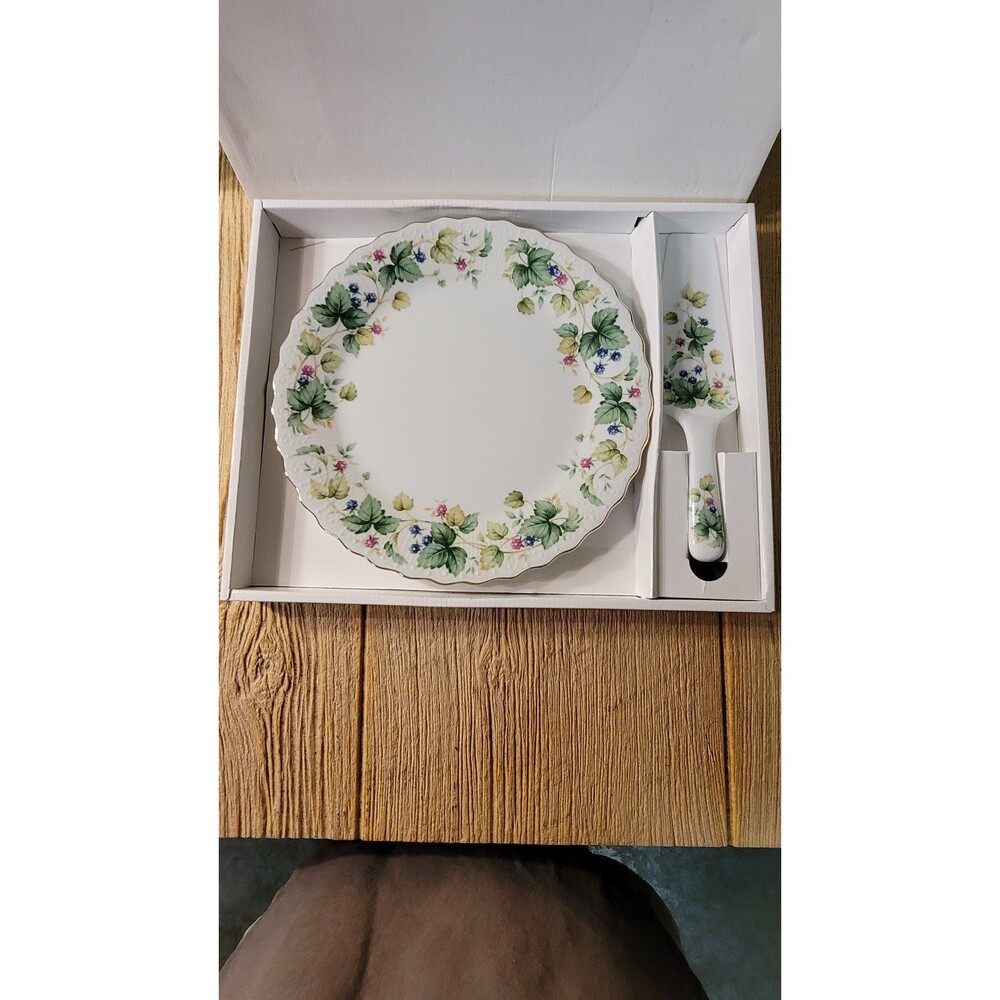 Vineyard
Cake Plate & Server w/Box.
